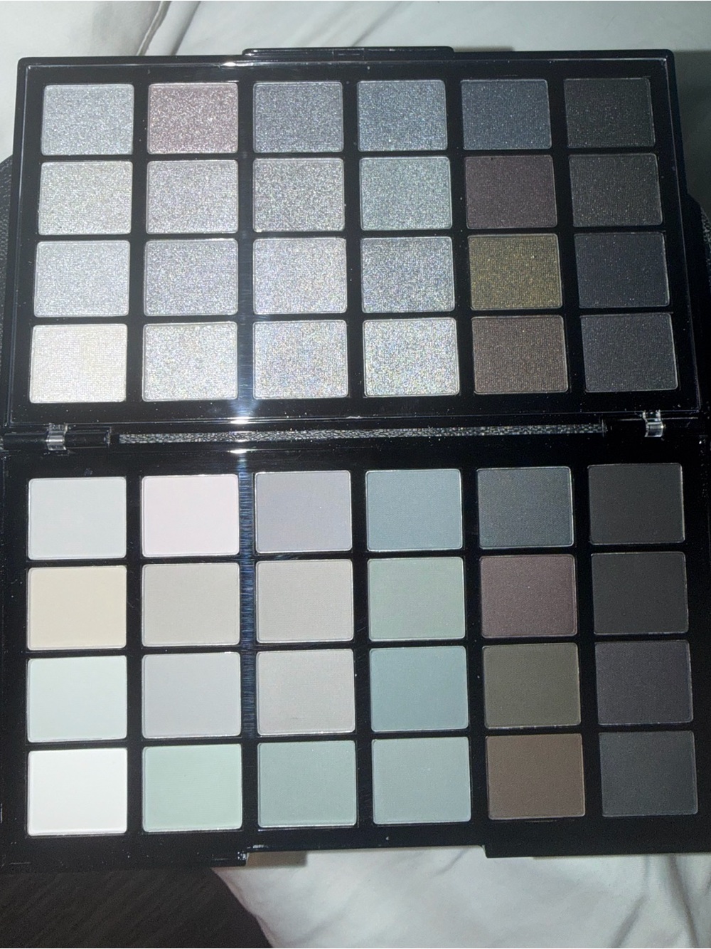 48 Colour Book Eyeshadow Palette - Blue Gray to Taupe Tones - Picture 3 of 4